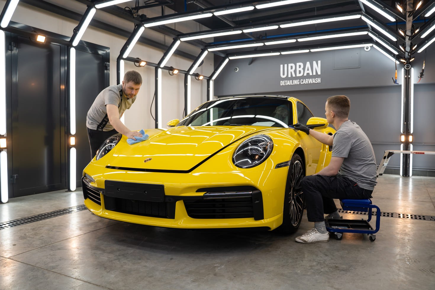 Жёлтый Porsche 911 в студии Urban перед защитной оклейкой