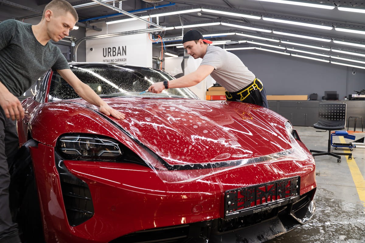 Оклейка передней части Porsche Taycan защитной плёнкой
