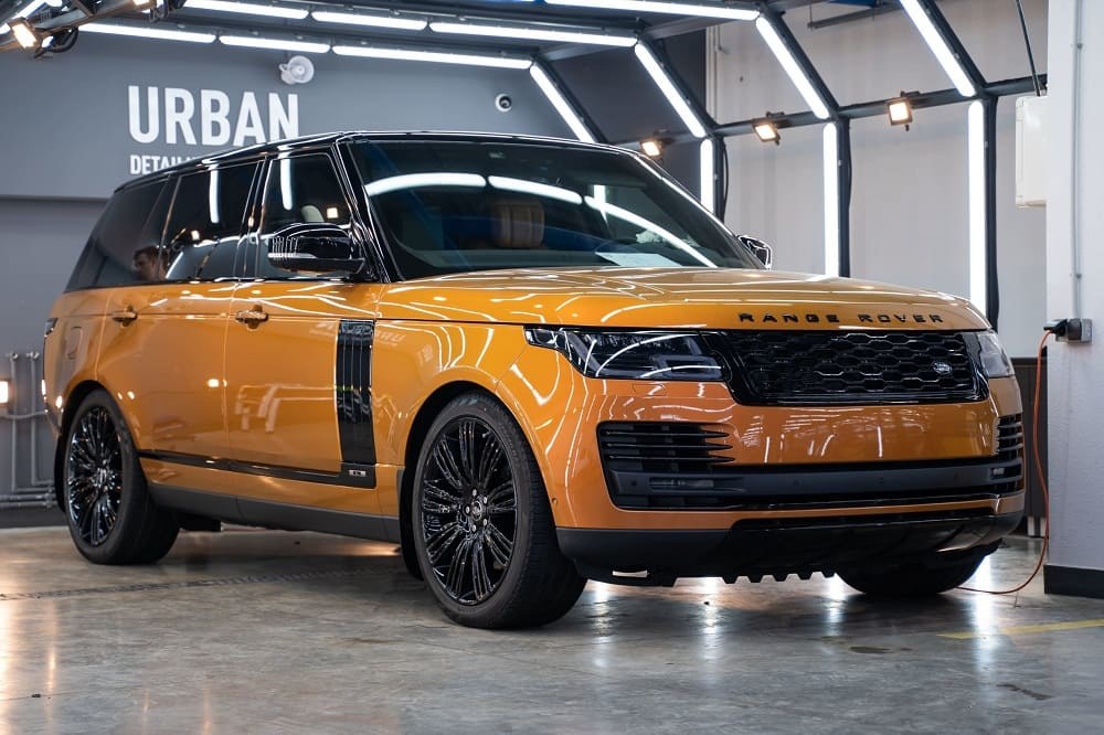 Оранжевый Range Rover в студии Urban перед расчётом и осмотром кузова